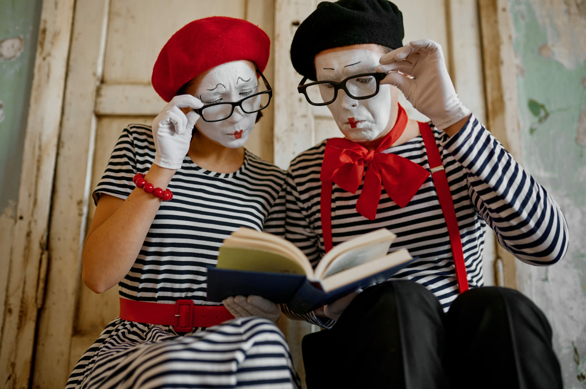 Two clowns in glasses, mime artists, parody comedy brunch-ile-de-re